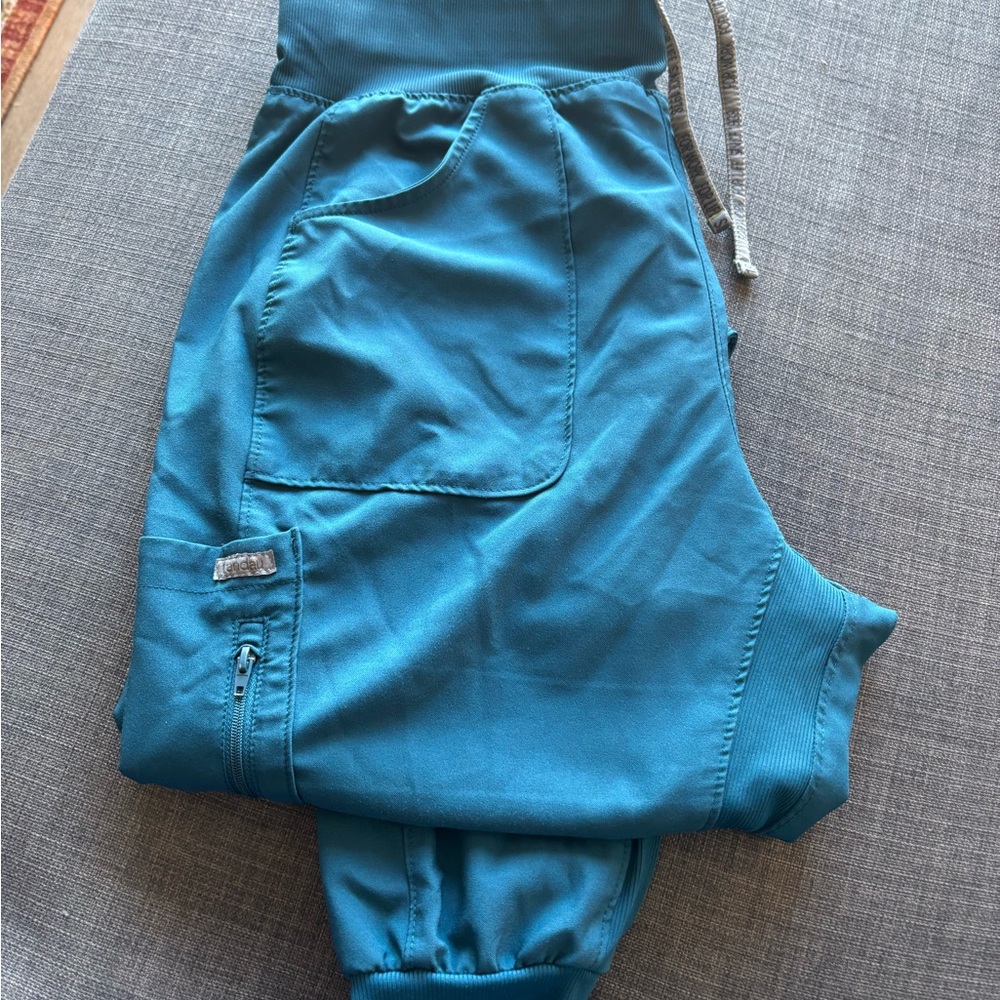 Landau jogger scrubs